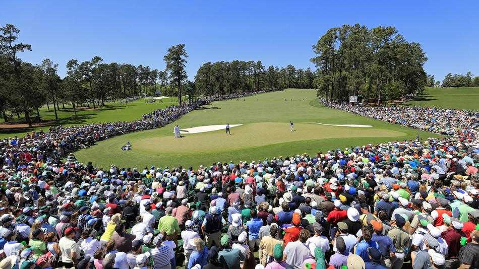 绿茵圣殿的众生相:大师赛里的热情与专注 一位小男孩趴在围绳边,双手托腮,眼神无比专注地凝视着球场上的激烈角逐