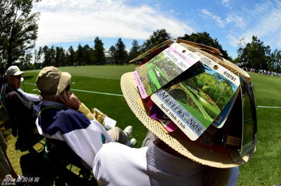 绿茵圣殿的众生相:大师赛里的热情与专注 阳光洒在奥古斯塔经典绿色折叠椅上,观众们坐在上面聚精会神地望向远方果岭