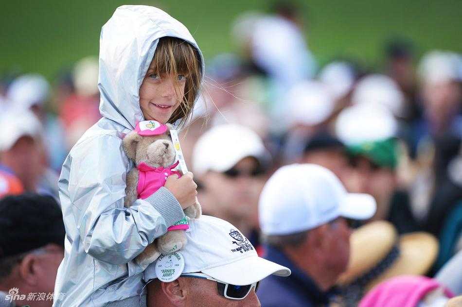 绿茵圣殿的众生相:大师赛里的热情与专注 热情的球迷们举杯畅饮金黄啤酒,在阳光下为精彩的比赛瞬间欢呼庆祝