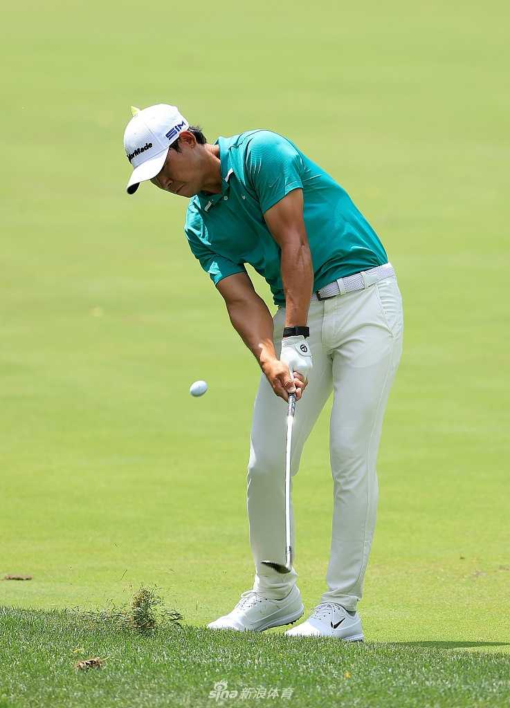 张新军果岭边沉稳推杆，关键一击决定比赛走向，展现了过硬的心理素质。