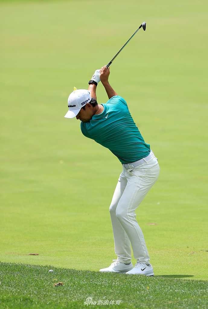 张新军走向下一个发球台，神情专注而自信，预示着中国高尔夫未来的无限可能。