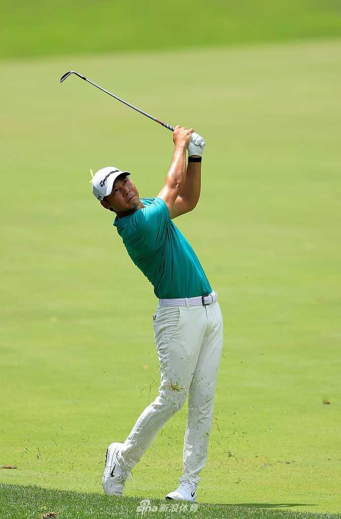 张新军完成一记漂亮的沙坑救球，沙砾飞溅瞬间凸显高超的短杆技术。