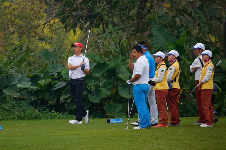 裁判长手持宣誓词，目光如炬，向所有运动员与观众郑重承诺公平与公正，背景是广阔的蓝天与绿茵。