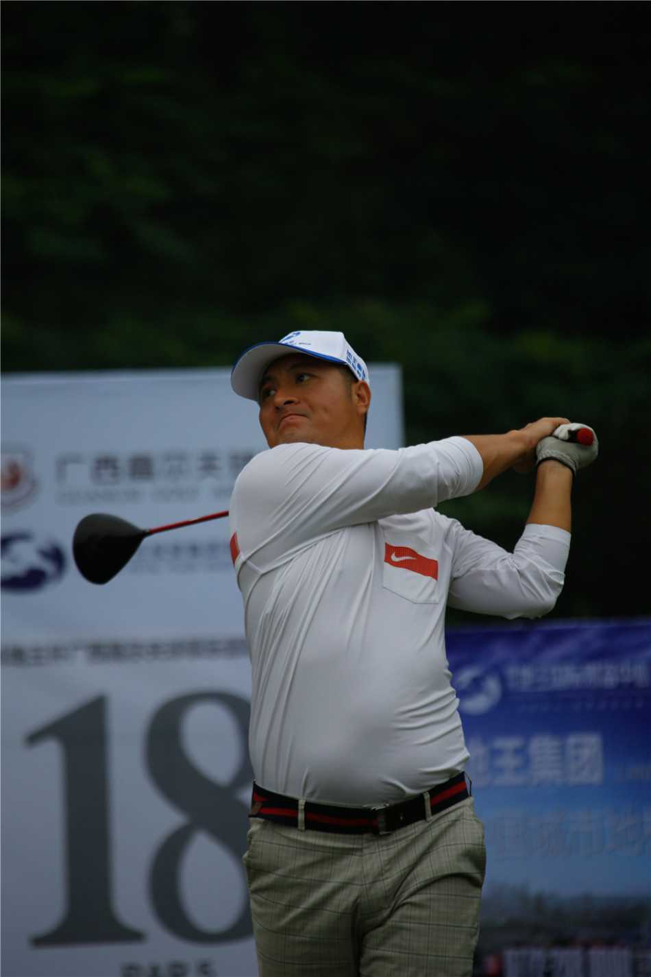 OB队成员们精神抖擞地列队踏入球场，阳光将他们坚定的身影拉长，仿佛即将奔赴荣耀的战场。