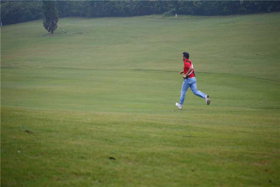 球员蒋琪在边路全速奔跑，身体前倾，目光锐利地追寻着空中足球的轨迹，动态瞬间充满了力量与专注。