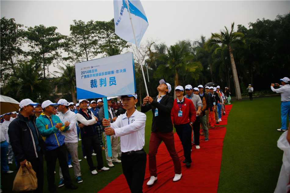 比赛结束后，裁判员们面带笑容地聚集在一起合影，轻松的氛围与赛场的严肃形成对比，诠释着工作完成后的满足与情谊。