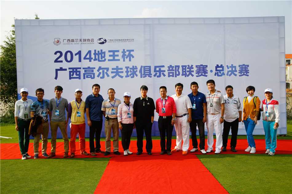 OB队球员邱宗武在比赛中积极跑位接应，他扬起手臂示意，展现出良好的团队意识与赛场沟通。