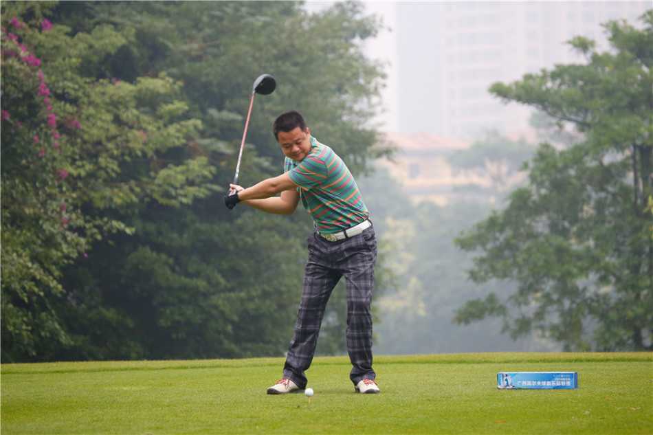 双方球员在比赛中混战争抢，足球在人群边缘滚动，画面充满了紧张的对抗感与不可预测的运动之美。