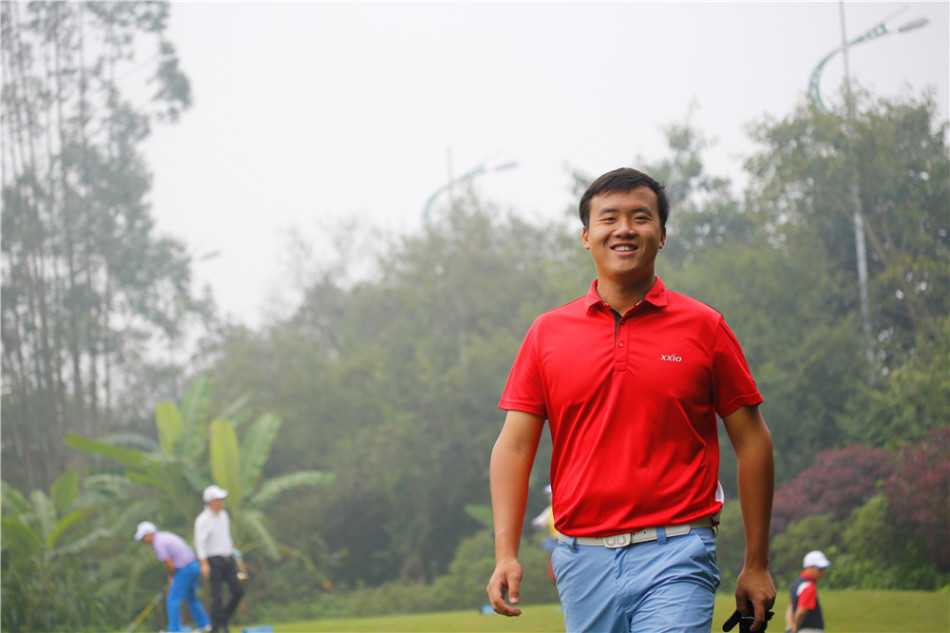 比赛中的彭彦龙正与对手激烈拼抢，他压低重心护住足球，眼神中透露出不屈的斗志。