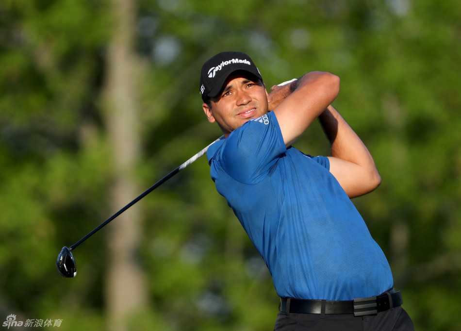 简森·戴伊在纪念高球赛中全神贯注地凝视击出的球路，眼神中充满了对胜利的渴望。