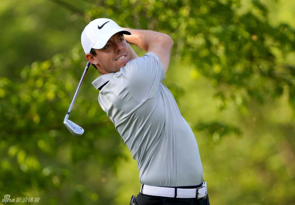 乔丹·斯皮思与美国橄榄球巨星佩顿·曼宁在赛场边深入交流，分享不同运动领域的心得。