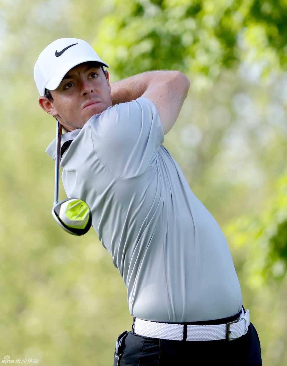 纪念高球赛现场，美职传奇四分卫佩顿·曼宁与乔丹·斯皮思轻松交谈，体坛巨星跨界互动。