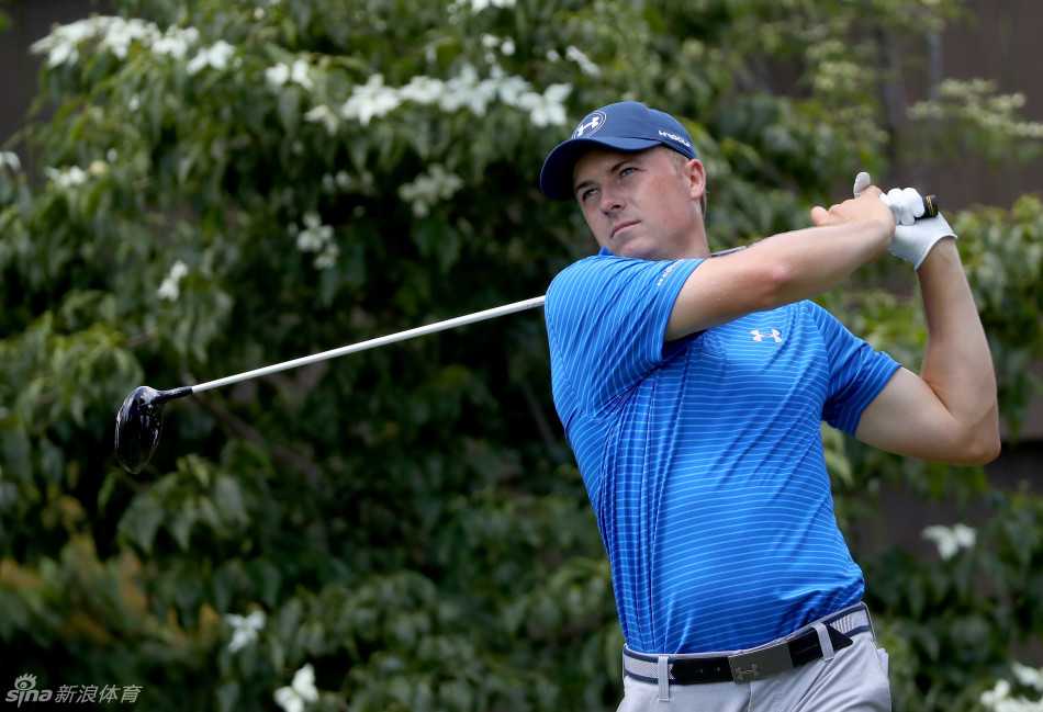 乔丹·斯皮思在纪念高球赛上优雅流畅地完成收杆动作，姿态稳定而自信。