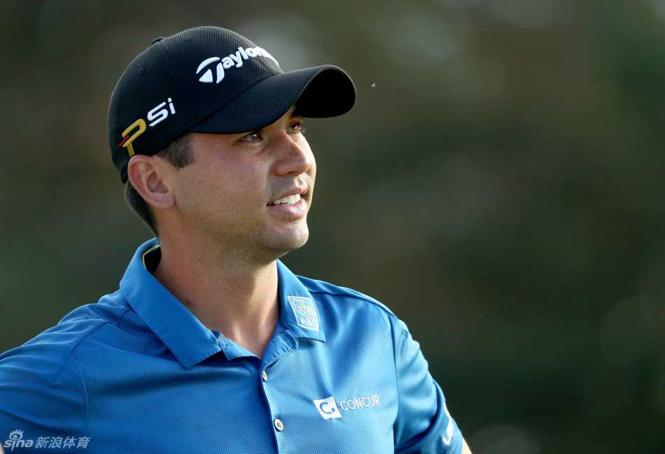 简森·戴伊在球道上完成一次漂亮的挥杆，身体扭矩充分，充满力量感。