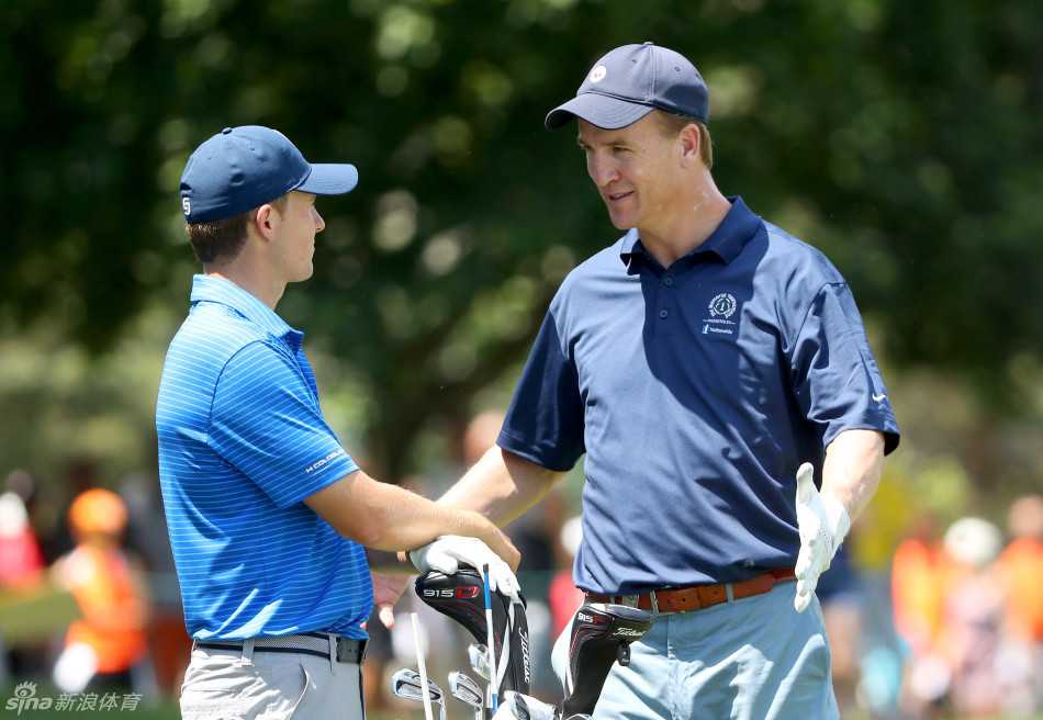 简森·戴伊在纪念高球赛上露出灿烂笑容，展现出他在赛场上的亲和力与享受比赛的时刻。