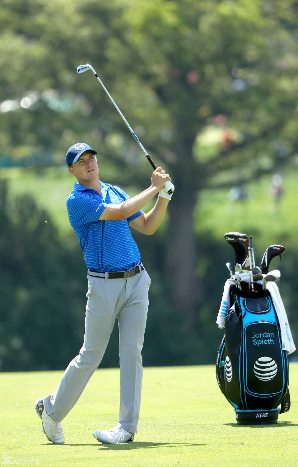 罗里·麦克罗伊完成击球后潇洒收杆，动作流畅完整，目光追随球飞向目标。