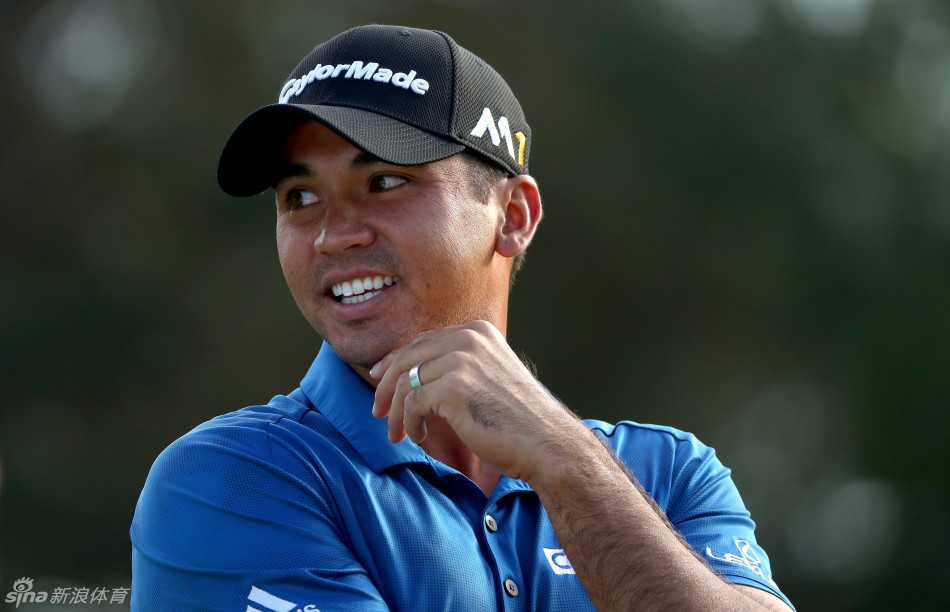 罗里·麦克罗伊全力开球，瞬间爆发力尽显，小球即将破空而出。