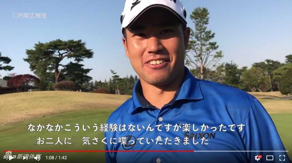 高尔夫球场上，特朗普、安倍晋三与松山英树三人同框，正专注地看着远方，似乎在观察球的落点，构成了领导人、运动员与体育外交的独特画面。