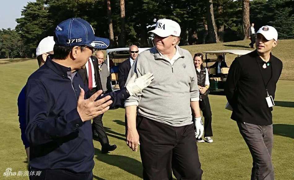 特朗普与安倍晋三在结束高尔夫活动后，向在场的人员挥手致意，两人表情愉悦，标志着这场历时两小时的‘高尔夫外交’暂告一段落。