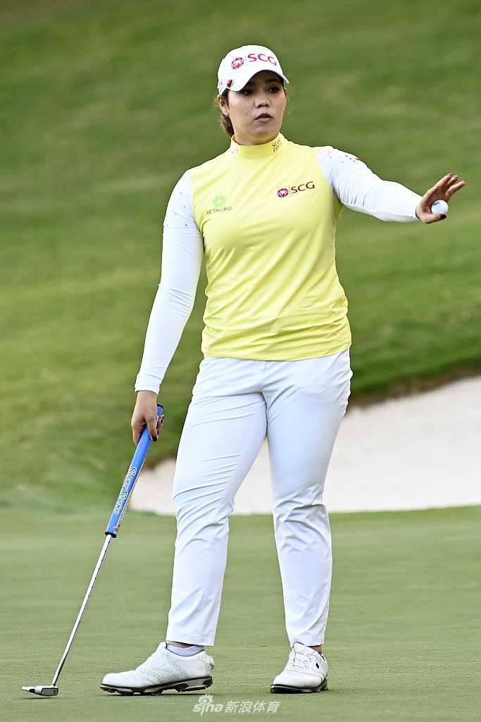 续航锦标赛首轮激战 姜孝林与詹妮弗宋并驾齐驱 阿瑞雅在沙坑中救球,沙砾飞扬瞬间展现高超的短杆技巧与身体平衡。