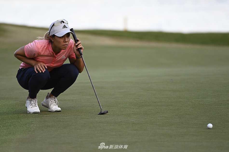 续航锦标赛首轮激战 姜孝林与詹妮弗宋并驾齐驱 姜孝林全神贯注凝视球道,准备关键一击,阳光勾勒出她坚定的侧影。