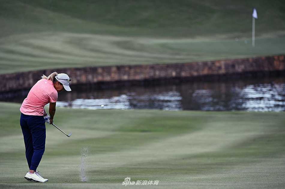 续航锦标赛首轮激战 姜孝林与詹妮弗宋并驾齐驱 莱克西-汤普森大力开球,身体完全释放,球杆与身影在草地上形成动态剪影。