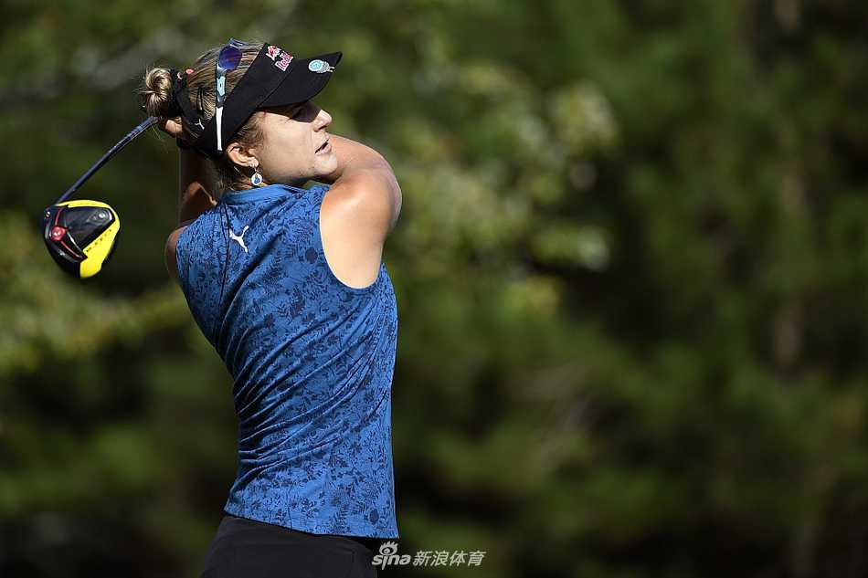 续航锦标赛首轮激战 姜孝林与詹妮弗宋并驾齐驱 高宝璟在果岭边仔细研判线路,手指前方与球童进行策略沟通。