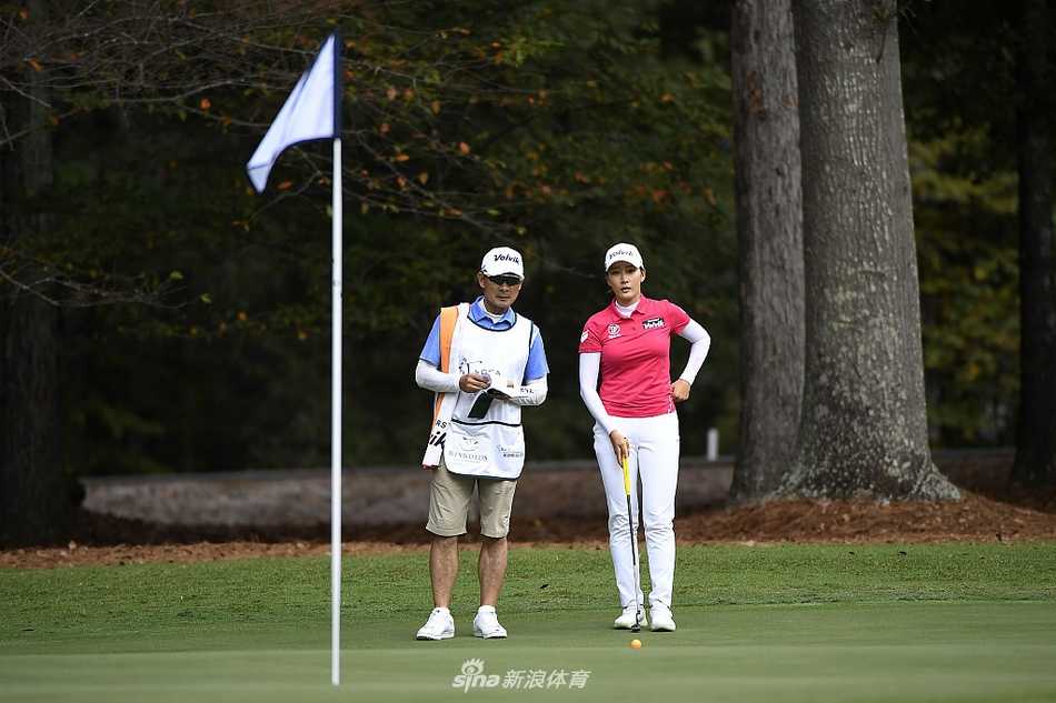 续航锦标赛首轮激战 姜孝林与詹妮弗宋并驾齐驱 梅丽莎-瑞德从容不迫准备推杆,秋日余晖为其身影镀上一层金色光晕。