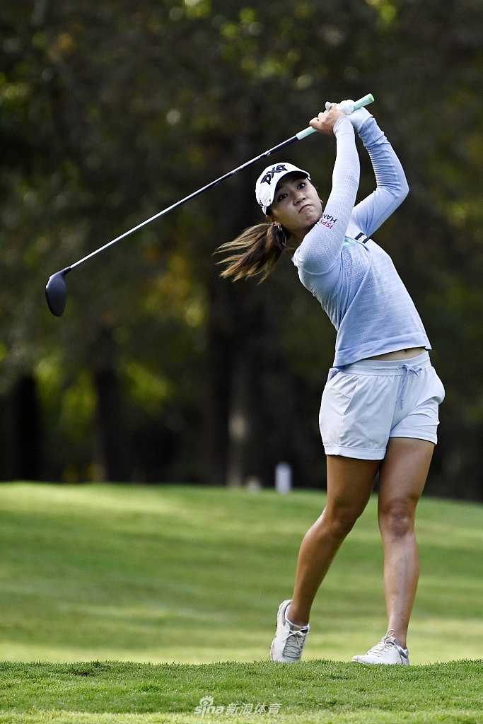 续航锦标赛首轮激战 姜孝林与詹妮弗宋并驾齐驱 崔芸精完成漂亮一击后露出自信微笑,身后是沐浴在暖阳下的广阔球场。