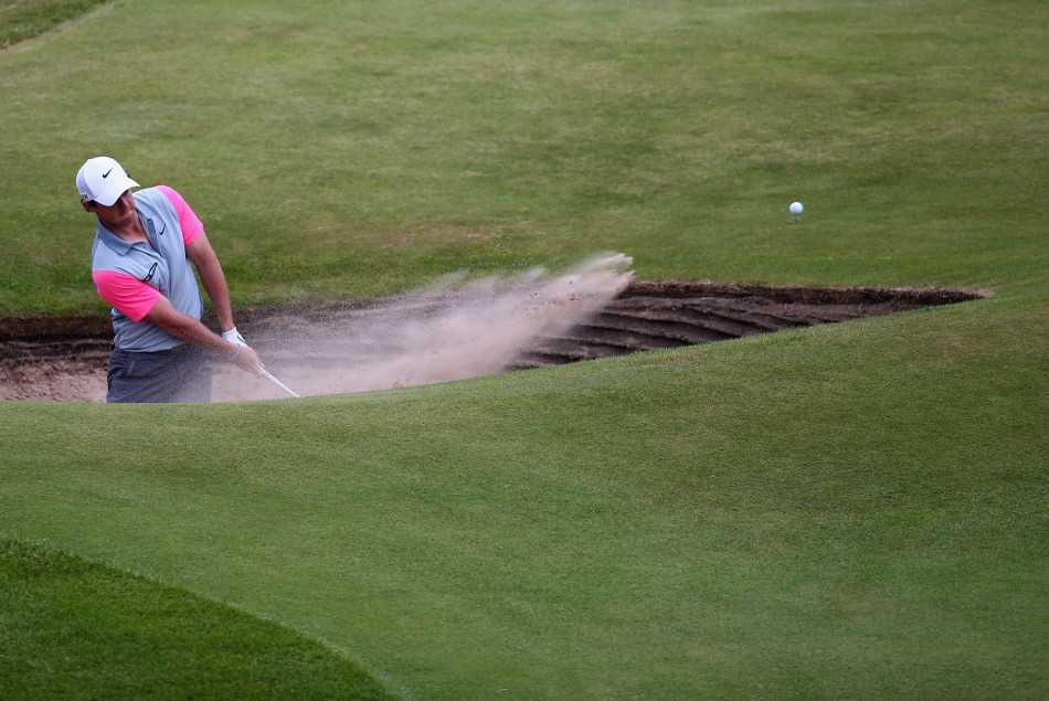 老虎伍兹全力挥杆，木杆开球瞬间爆发出惊人的力量与速度，身体扭转如满弓