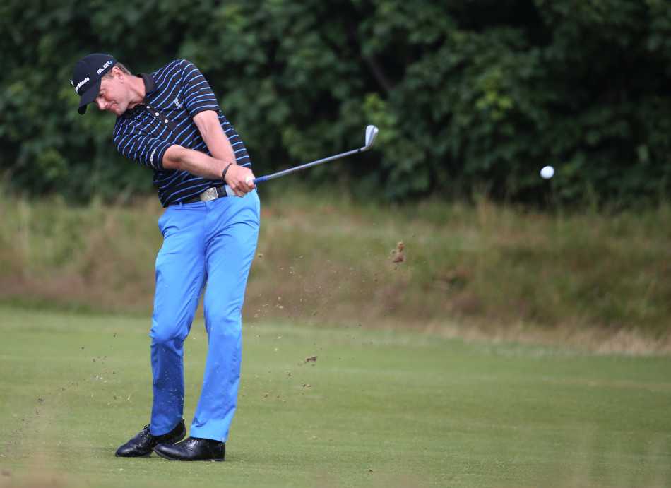 塞尔吉奥加西亚在沙坑中奋力一击，沙砾飞扬，动作充满张力与决心