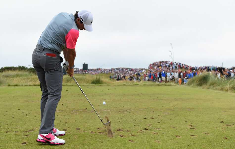 北爱尔兰名将罗里麦克罗伊在沙坑中打出精彩一击后，脸上露出自信的笑容