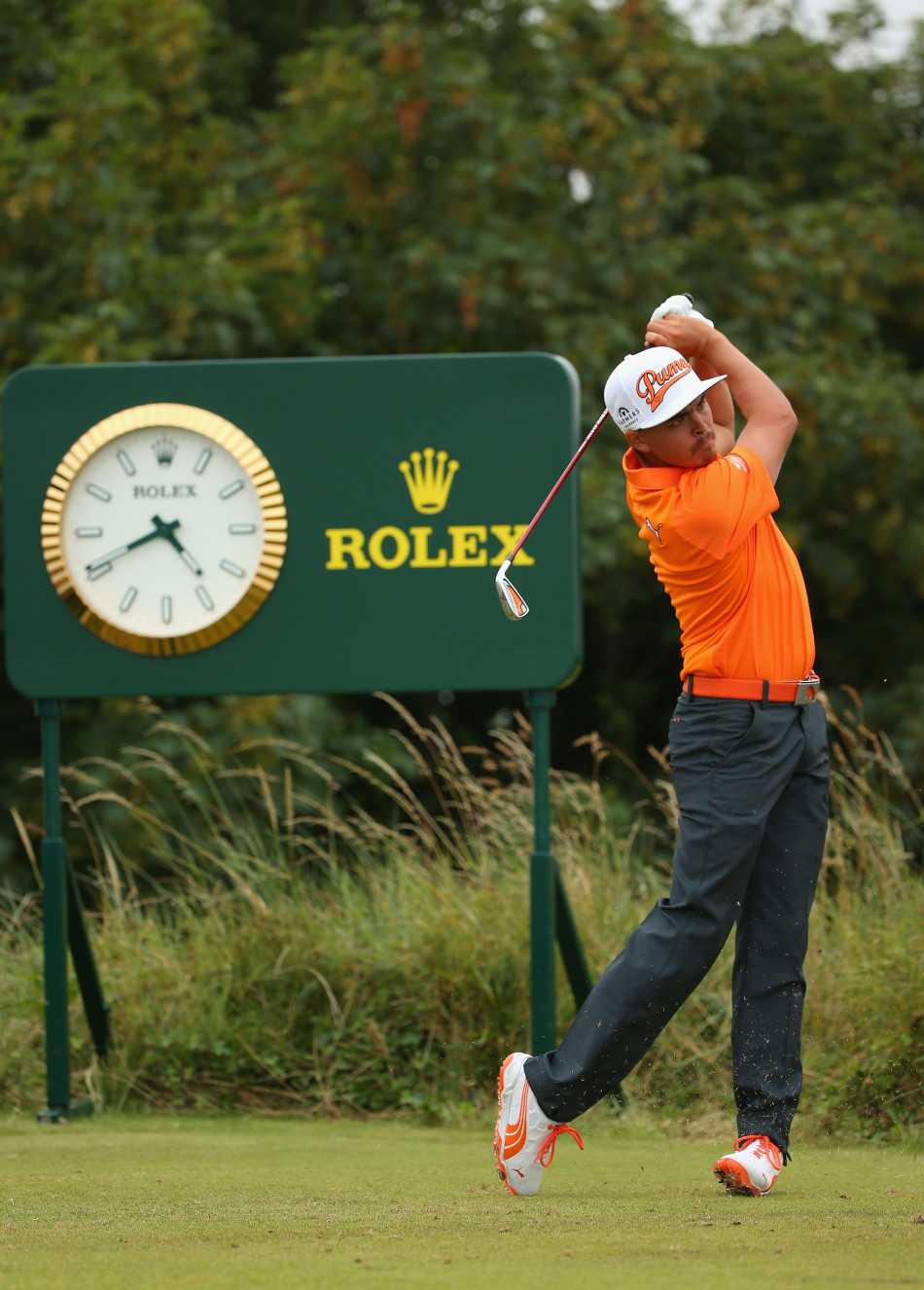 高尔夫球被击出的瞬间与球杆甜蜜点碰撞，在空中急速旋转形成一道白线