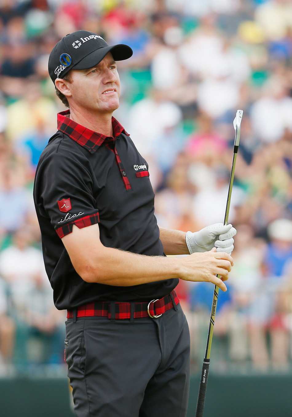 德国名将马丁凯梅尔挥杆后的收杆姿态，身体完全扭转，动作流畅而稳定