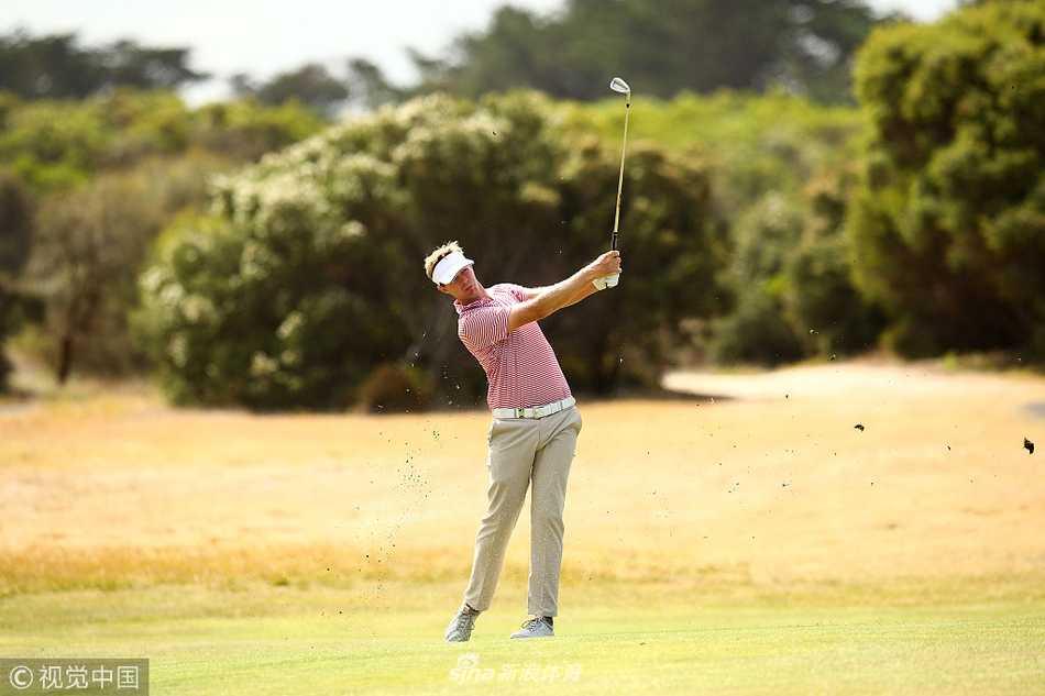 尼克-弗拉纳根在湛蓝天空下全力挥杆，身形舒展如弓