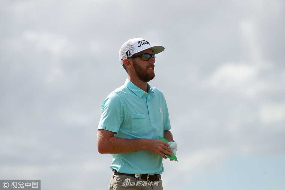 澳洲本土英雄在观众欢呼中推出决定性一推，表情坚毅