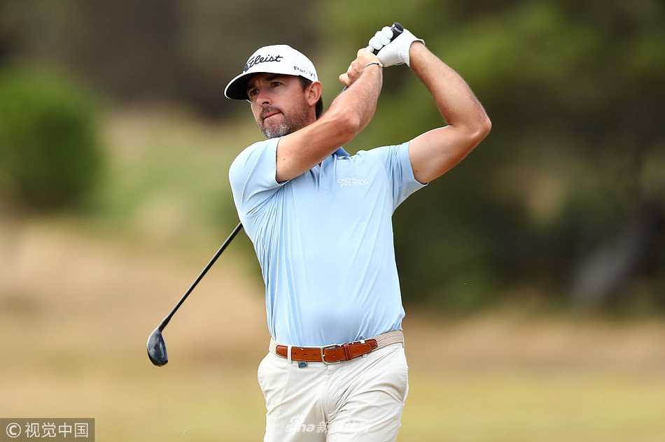 李旻智专注凝视推杆线路，身后是洒满阳光的壮丽球场