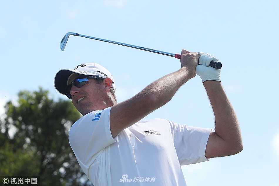 埃文斯侧身击球瞬间，草屑飞溅彰显力道十足