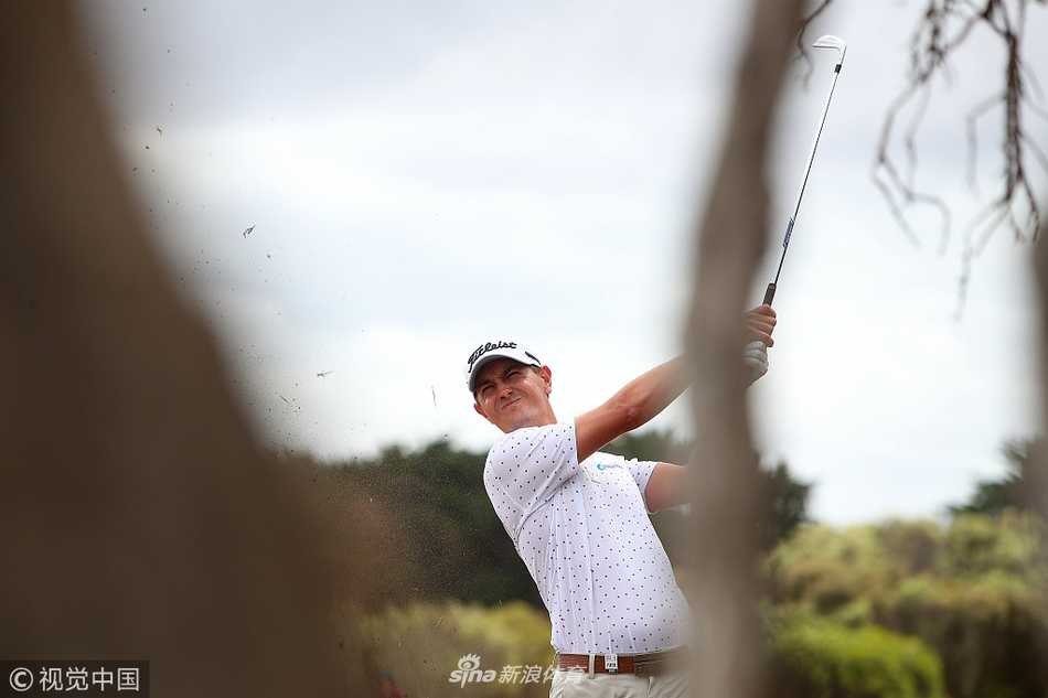 尼古拉斯-考赛茨沙坑救球，白沙映衬下技术动作干净利落