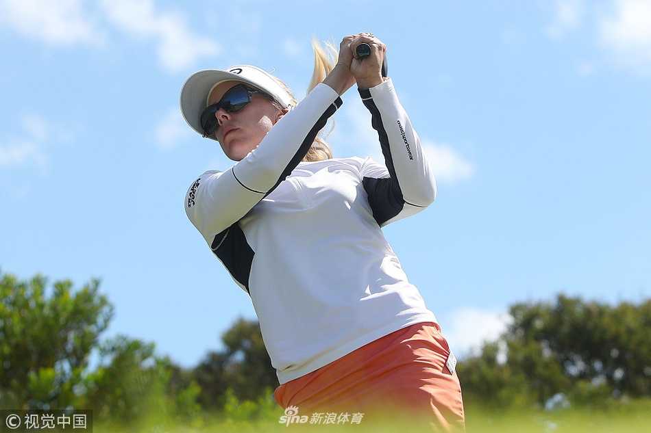 林赛-韦维尔推杆进洞后振臂欢呼，喜悦之情感染全场