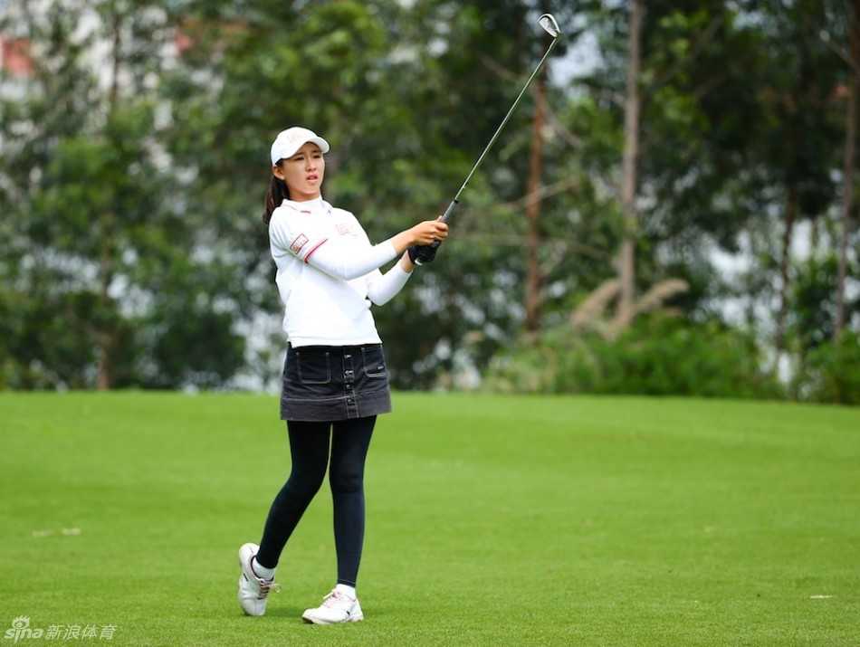 绿茵场上的青春协奏曲 年轻高尔夫选手权容慧带着灿烂笑容,自信地望向远方球场。