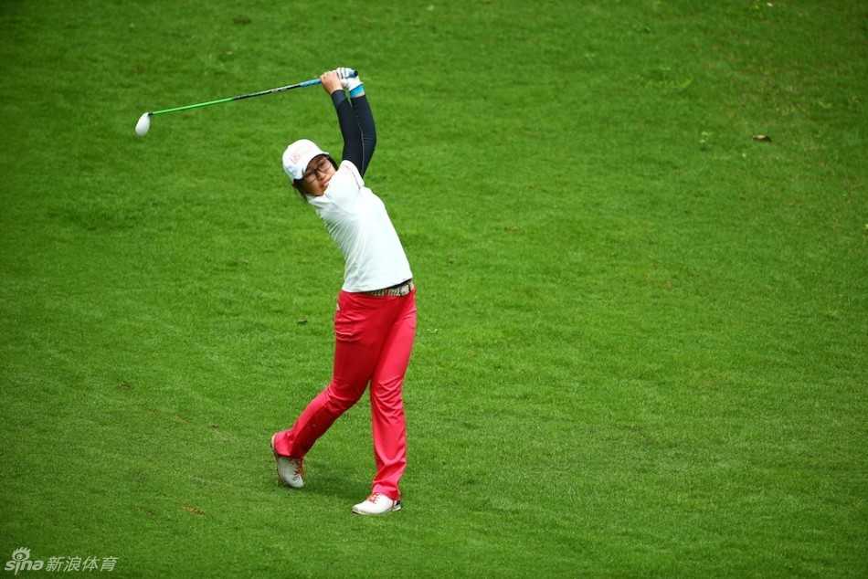 绿茵场上的青春协奏曲 孙嘉泽在比赛中聚精会神地准备推杆,全场目光聚焦于他的一举一动。