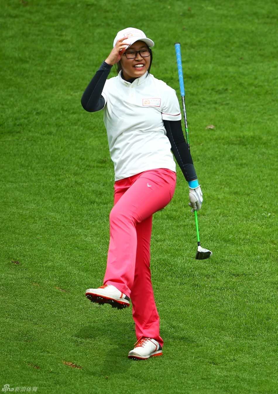 绿茵场上的青春协奏曲 李林强全神贯注于比赛之中,展现了年轻运动员的执着与专注。