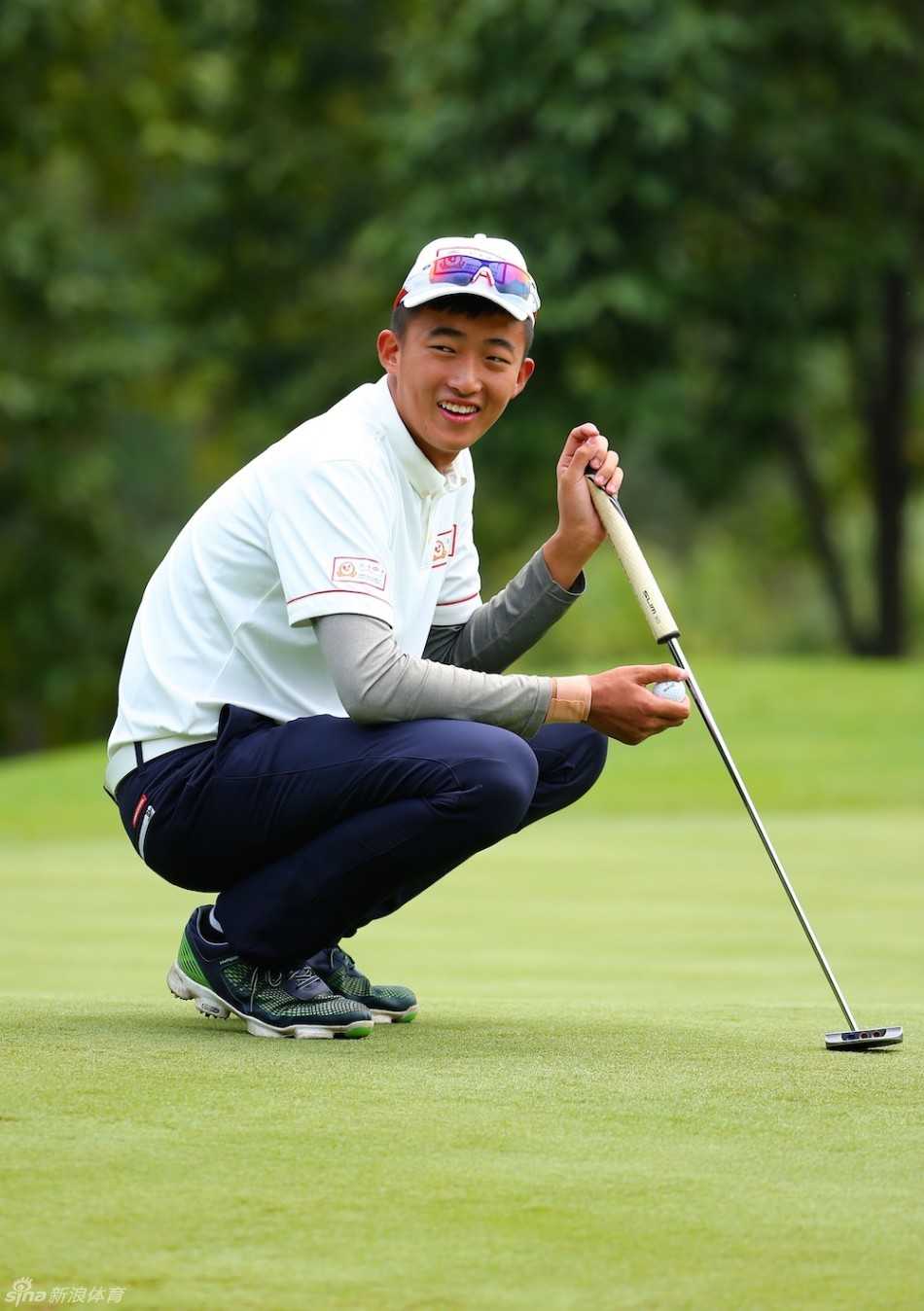 绿茵场上的青春协奏曲 选手罗云溢展现出轻松一刻,场边的互动洋溢着青春的活力。