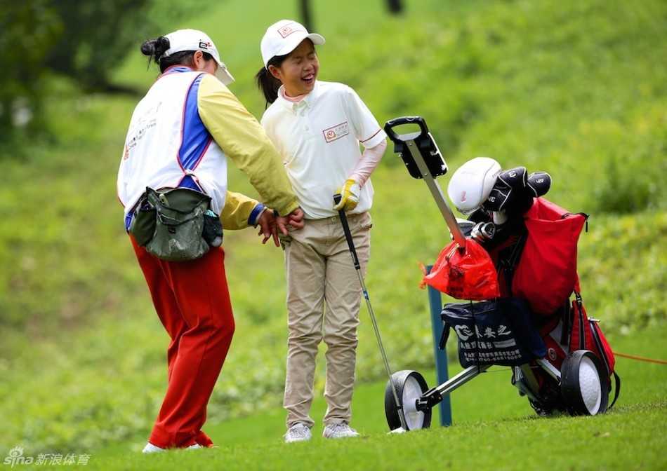 绿茵场上的青春协奏曲 陈顾新与任浦霖在球道上并肩同行,探讨着策略与技巧。