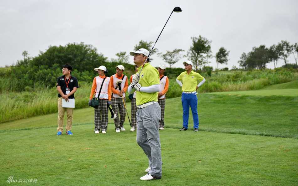 沙水之间：银川黄河高尔夫球场的特色沙坑与水障碍设计，展现了如何在中国西北干旱地区巧妙利用水资源创造出一片令人惊艳的绿色运动空间