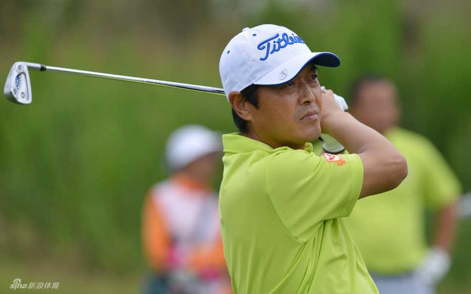 高原上的绿洲：青海国际高尔夫球场在蓝天白云下延伸，翠绿的球道与远处的雪山形成鲜明对比，展示着人类在极端环境中的造景艺术