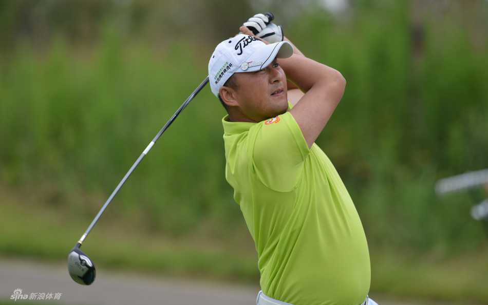 晨光中的守护者：高尔夫球场维护人员在黎明时分检查灌溉系统，确保每一滴水都得到合理利用，在环保与球场养护之间寻找平衡