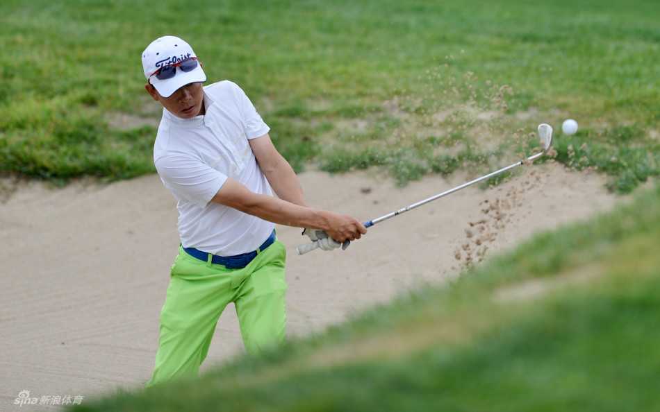 海滨果岭：青岛桃园江景高尔夫俱乐部的一角，精心修剪的果岭紧邻波光粼粼的水面，球手在此处推杆入洞时可享受凉爽的海风与开阔的视野