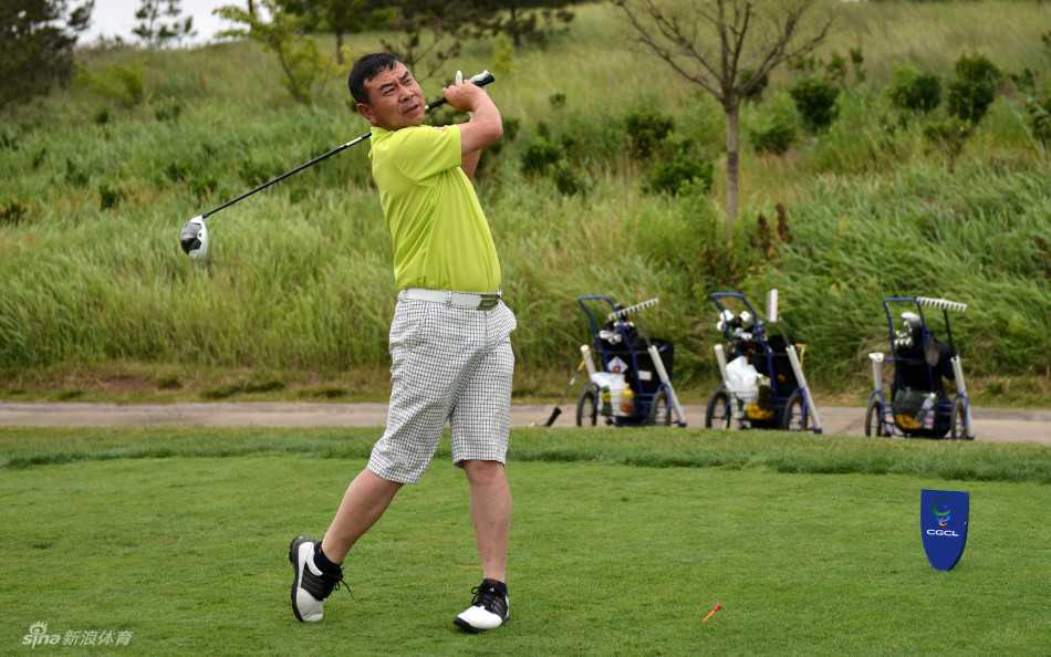 绿地绘卷：航拍视角下的高尔夫球场全景，不同形状的沙坑、水塘和绿植构成了一幅大地艺术画卷，展现人类如何将运动空间融入自然景观